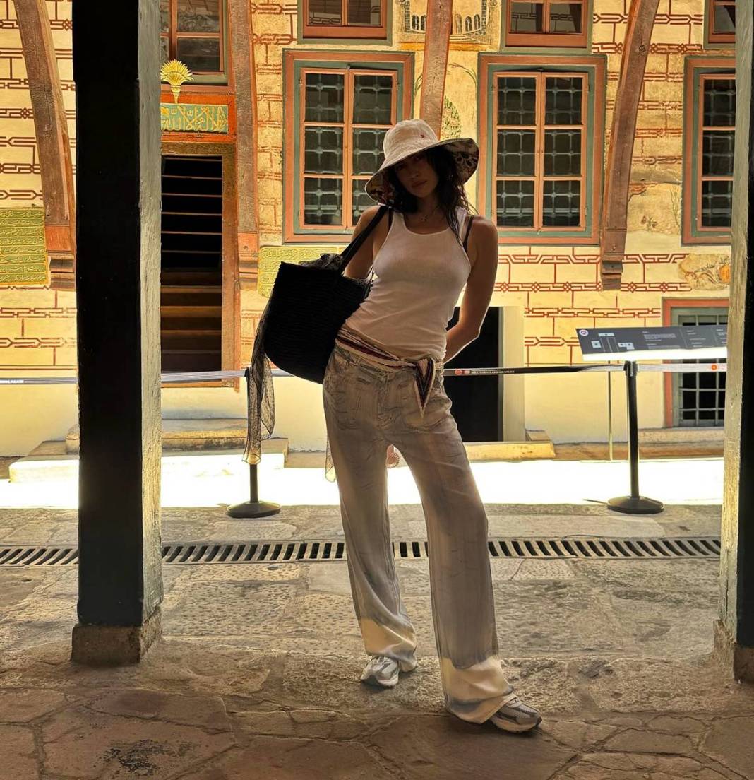 İstanbul'da tarih kokladı, Ege'de güneşe doydu! Irina Shayk, Türkiye'de 'Yaza merhaba' dedi 1